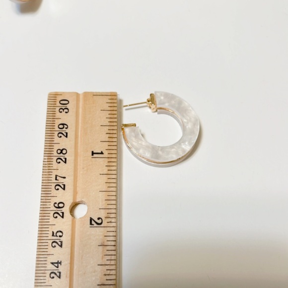 Minimalist hoop earrings - Picture 4 of 5